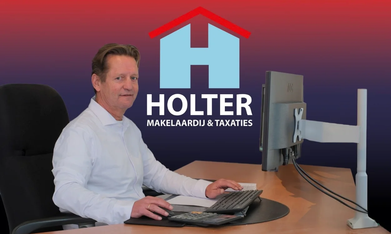 Jacco Holter aan zijn bureau